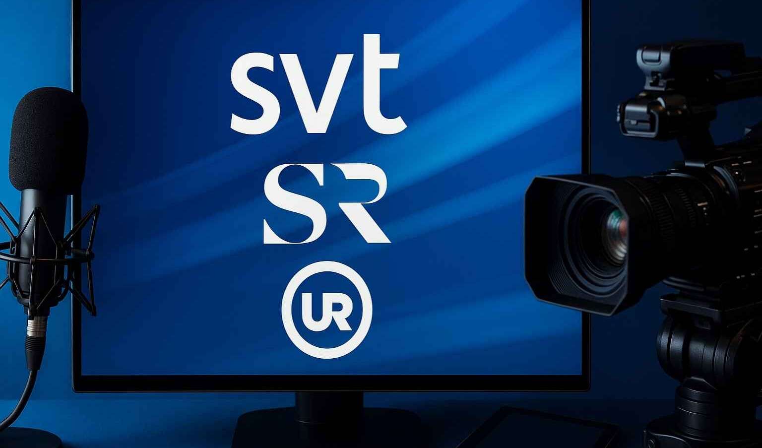 Studio med mikrofon, kamera och skärm med SVT, SR och UR-logotyper.